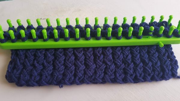 How to Loom Knit a Figure 8 Stitch Scarf